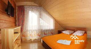 Гостевой дом Садиба Комфорт Славское Двухместный номер с 1 кроватью и балконом-1