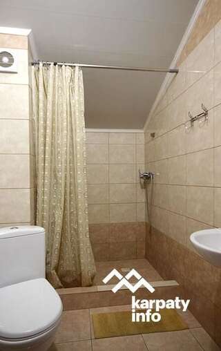 Гостевой дом Садиба Комфорт Славское Трехместный номер с общей ванной комнатой-2